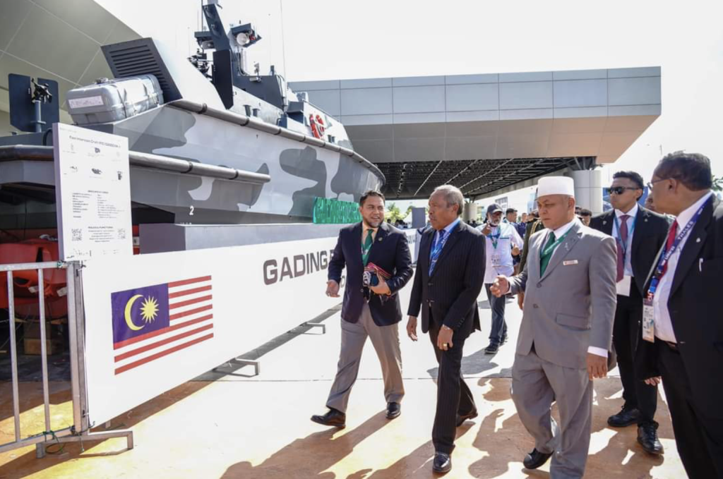 Pengerusi Gading Marine, Tan Sri Mohd Reza Mohd Sany (kiri) mengiringi Menteri Pertahanan Timor Leste (dua dari kiri) melihat bot FIC G2000 MKII.